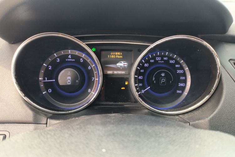 现代 索纳塔 2015款 经典 2.0L 自动豪华版中控内饰14