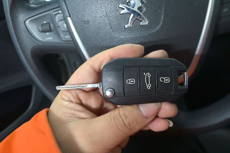 标致508 2013款 2.0L 两周年纪念 自动天窗经典版中控内饰11