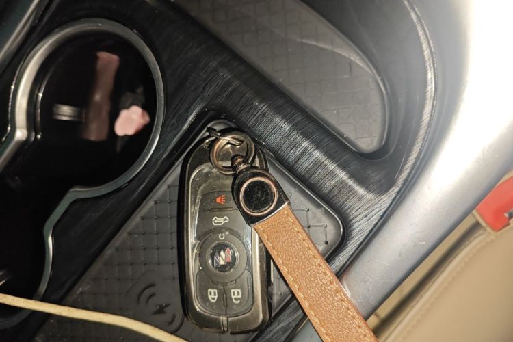 别克GL8 2023款 改款 陆上公务舱 豪华型中控内饰11