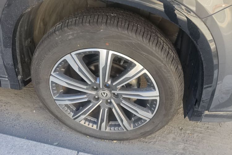 长安CS75 PLUS 2024款 第三代 冠军版 1.5T 智驾劲航型车身外观10