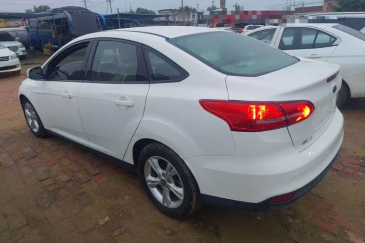 福特 福克斯 2015款 三厢 1.6L 自动舒适型车身外观4