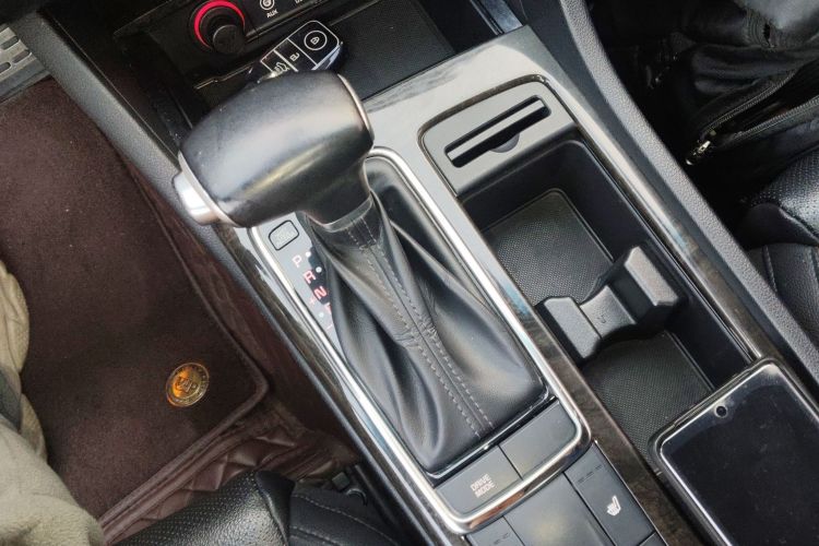 起亚K5 2016款 2.0L 自动LUX局部细节18