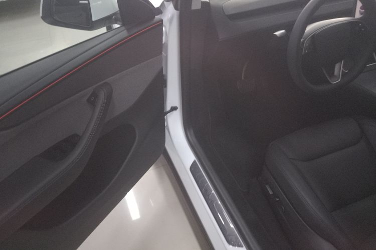 特斯拉 Model Y 2025款 后轮驱动版中控内饰20