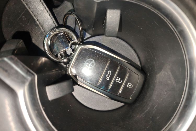 丰田 威飒 2023款 2.0L CVT两驱尊贵版中控内饰7001