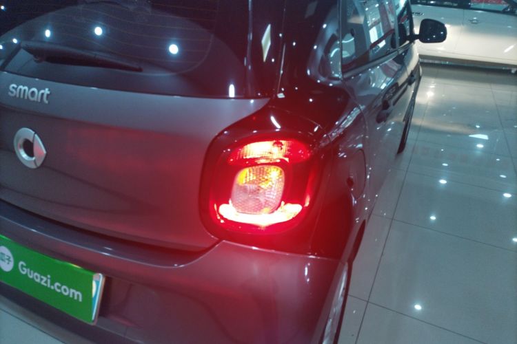 smart forfour 2018款 1.0L 52千瓦灵动版车身外观9