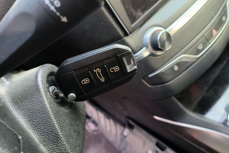 标致408 2015款 1.2T 自动豪华版中控内饰11