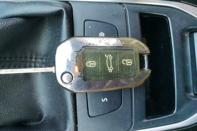 标致408 2016款 1.6T 自动豪华版中控内饰11