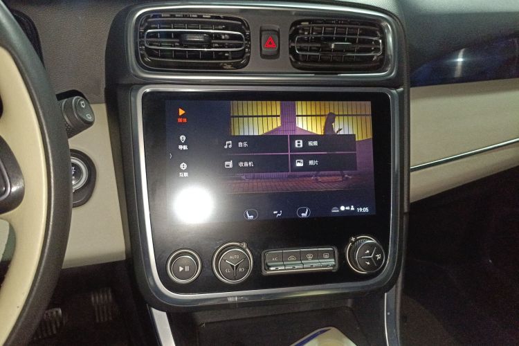 领克01 2017款 2.0T 两驱耀Pro版中控内饰16