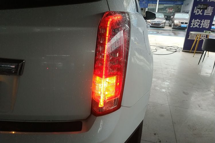 凯迪拉克SRX 2014款 3.0L 豪华型车身外观9