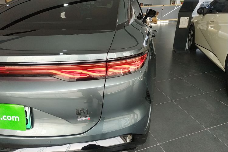 比亚迪 汉L 2025款 DM-p 四驱激光雷达旗舰型车身外观9