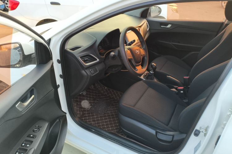 现代 悦纳 2016款 1.4L 手动炫酷版GLS中控内饰20