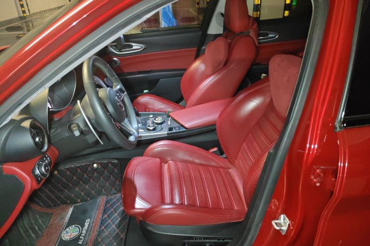 阿尔法·罗密欧 Giulia朱丽叶 2017款 2.0T 280HP Milano限量版中控内饰19