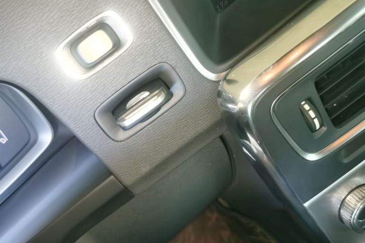 沃尔沃S60 2019款 S60L T3 智进版中控内饰7001