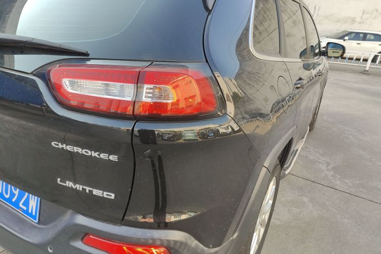 Jeep 自由光 2017款 2.0L 优越版车身外观9