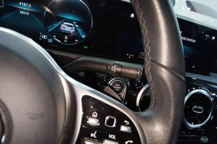 奔驰A级 2021款 改款 A 180 L 运动轿车中控内饰18