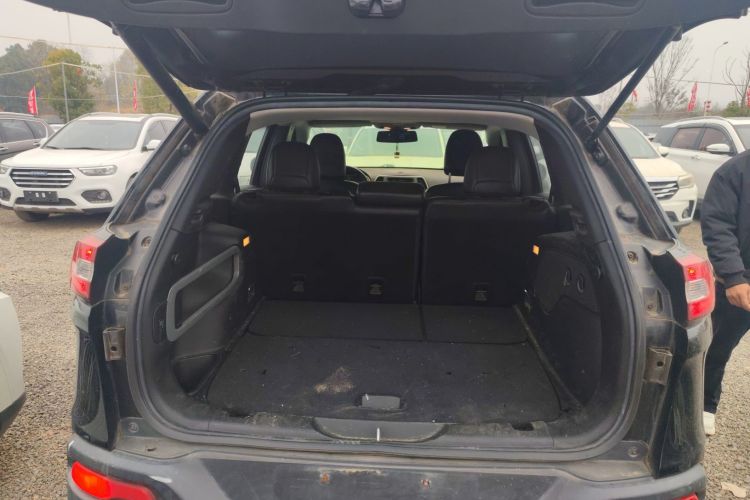 Jeep 自由光 2016款 2.4L 优越版机舱底盘23