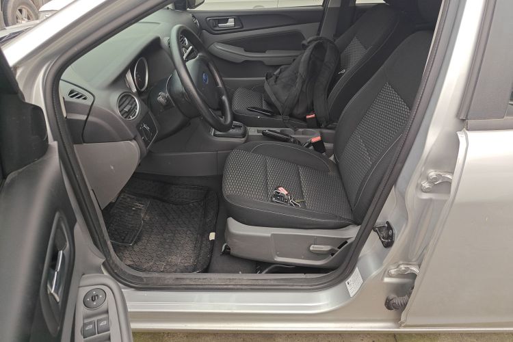 福特 福克斯 2013款 两厢经典 1.8L 自动基本型中控内饰19