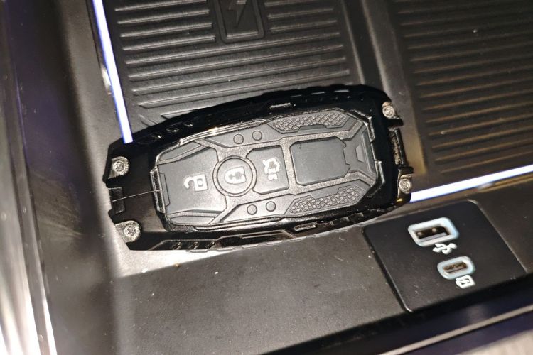 福特 探险者 2024款 2.3T EcoBoost 四驱钛金版 6座中控内饰7001