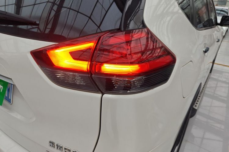 日产 奇骏 2019款 2.0L CVT舒适版 2WD车身外观9