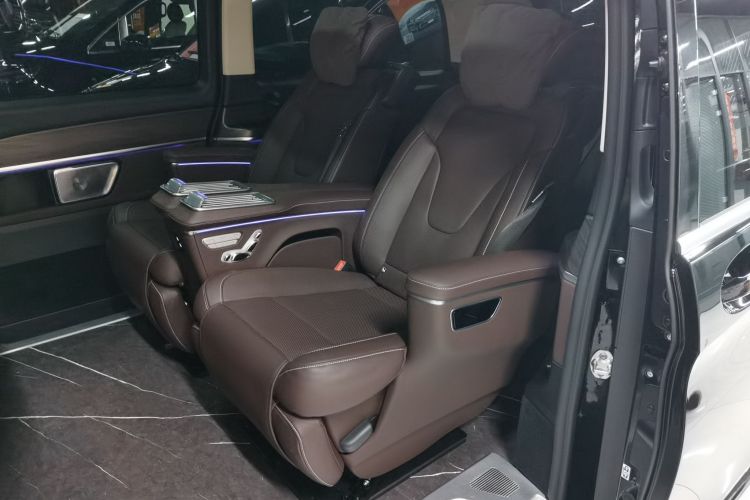 奔驰V级 2024款 V 300 L 长轴距豪华版中控内饰7004