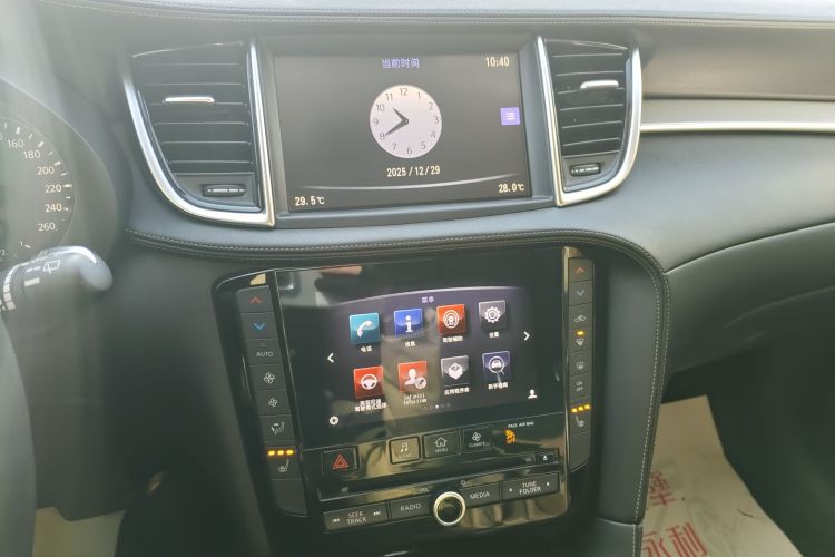 英菲尼迪QX50 2018款 2.0T 两驱时尚版中控内饰16