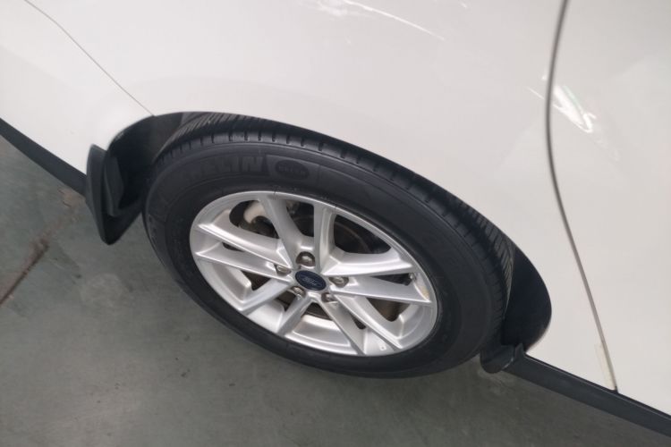 福特 福克斯 2017款 三厢 1.6L 自动风尚型智行版车身外观6002