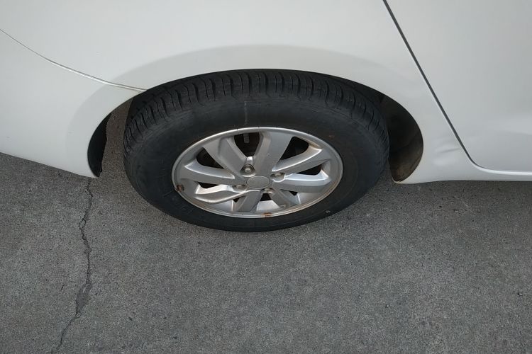 起亚K2 2015款 三厢 1.4L AT GLS车身外观6008