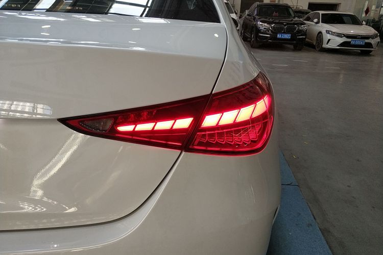 奔驰C级 2024款 改款三 C 260 L 运动版车身外观9