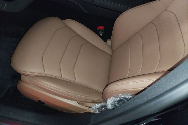 奔驰E级新能源 2024款 E 350 e L 插电式混合动力运动轿车中控内饰19