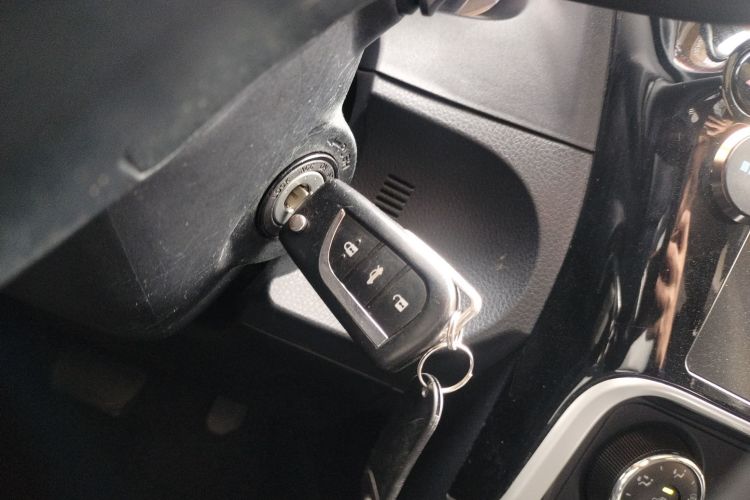 丰田 雷凌 2017款 改款 185T CVT精英版 国VI中控内饰7001