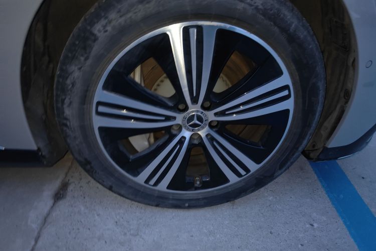 奔驰EQE 2022款 350 豪华版车身外观10