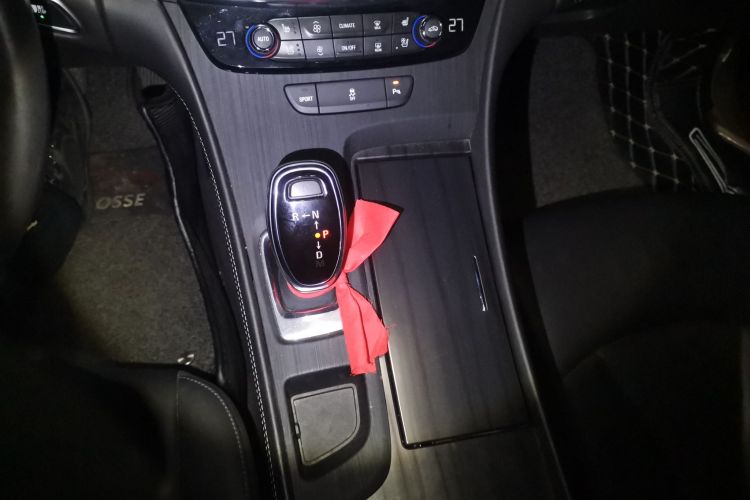 别克 君越 2018款 20T 精英型中控内饰18