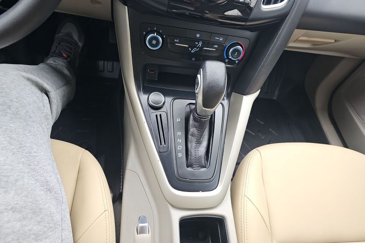 福特 福克斯 2018款 三厢经典 1.6L 自动舒适型智行版局部细节18