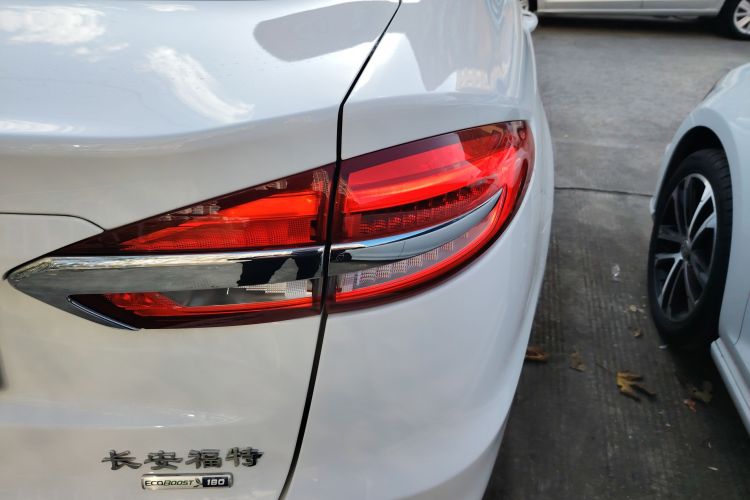 福特 蒙迪欧 2020款 EcoBoost 180 时尚型车身外观9