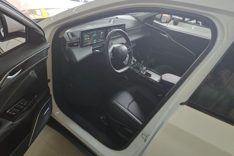 哪吒汽车 2023款 哪吒U-Ⅱ 挑战版 500 U秀 磷酸铁锂中控内饰7003