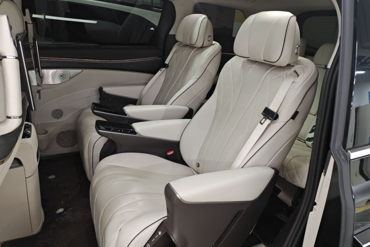 腾势D9 2024款 DM-i 980 四驱旗舰型中控内饰7004