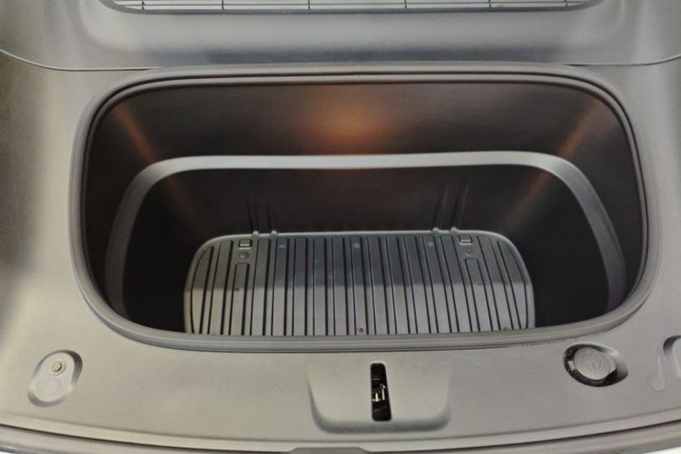 特斯拉 Model Y 2025款 后轮驱动版机舱底盘24