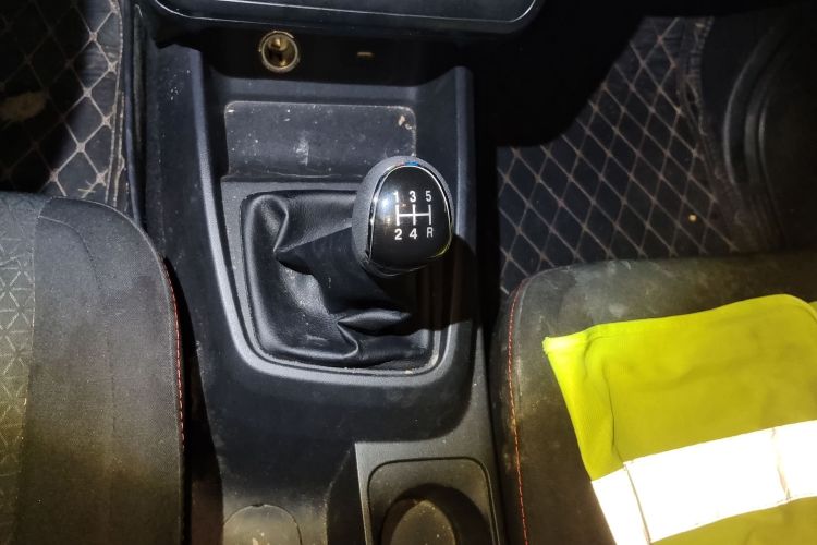 东风风光 风光380 2022款 1.5L 舒适型客车(钢板弹簧)5座中控内饰18