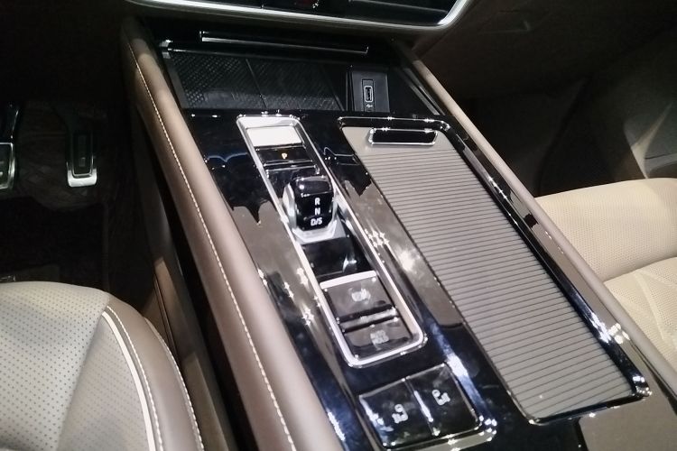 大众 威然 2024款 380TSI 尊贵版局部细节18