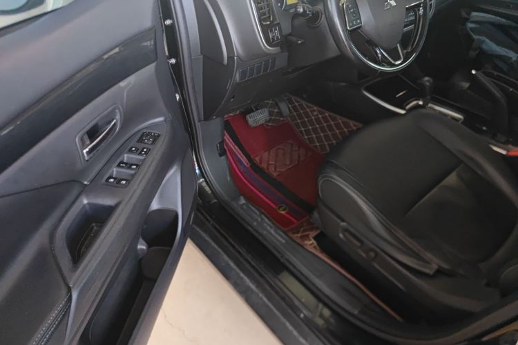 三菱 欧蓝德 2017款 2.0L 两驱荣耀版 5座中控内饰7003