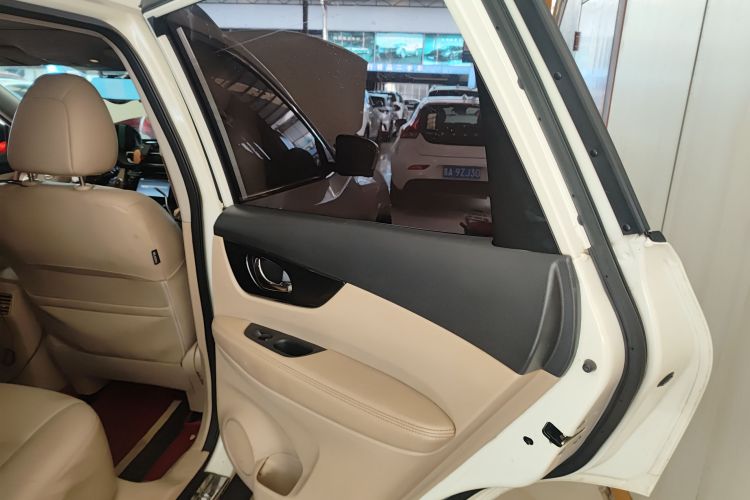 日产 奇骏 2014款 2.5L CVT尊享版 4WD中控内饰7006