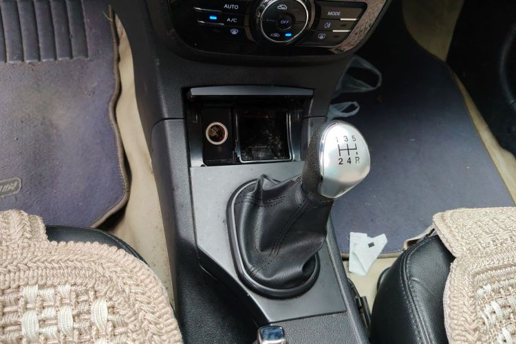 江汽集团 和悦 2012款 1.5L 手动豪华运动型局部细节18