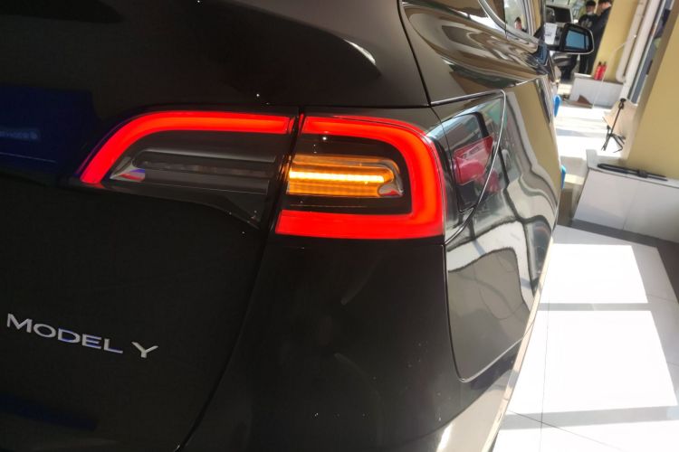 特斯拉 Model Y 2021款 长续航全轮驱动版 3D7车身外观9