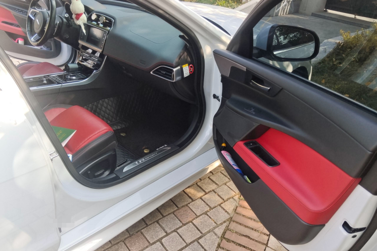 捷豹XE 2017款 2.0T 200PS R-Sport局部细节9001