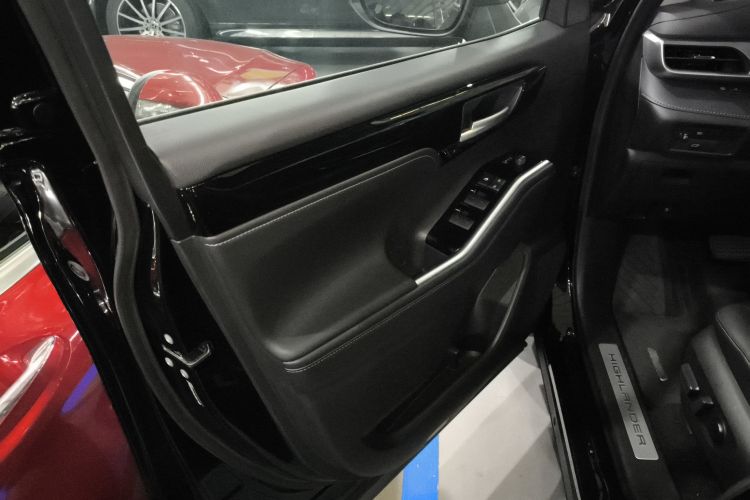 丰田 汉兰达 2023款 2.5L智能电混双擎两驱尊贵版 7座中控内饰47