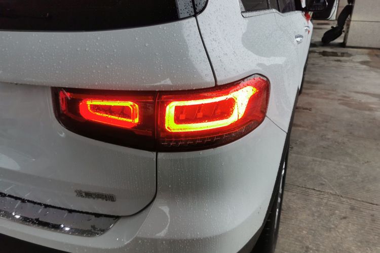 奔驰GLB 2020款 改款 GLB 200 动感型车身外观9