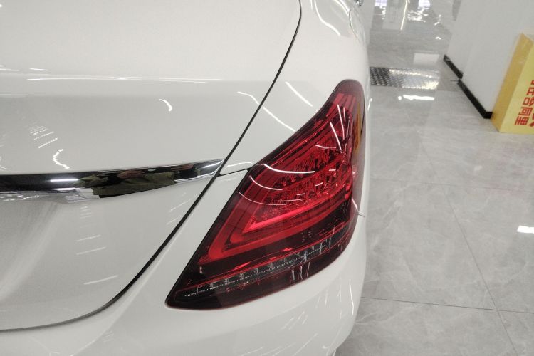 奔驰C级 2019款 C 180 L 时尚型运动版车身外观9