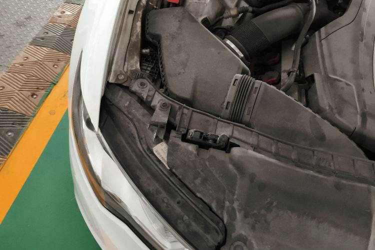 奥迪A6L 2014款 30 FSI 技术型局部细节9006