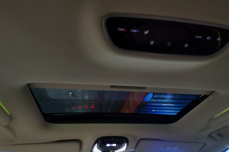 岚图汽车 岚图梦想家 2022款 0碳版 梦+智享包 475km中控内饰22