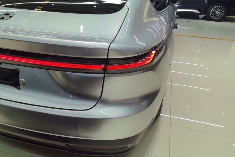 蔚来ET7 2023款 75kWh车身外观9